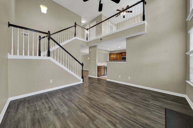 Building Photo - Lovely Two Bedroom Townhome With Bonus and...