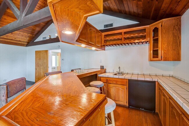 Building Photo - 5-Bedroom Home in Desirable Friendly Hills...