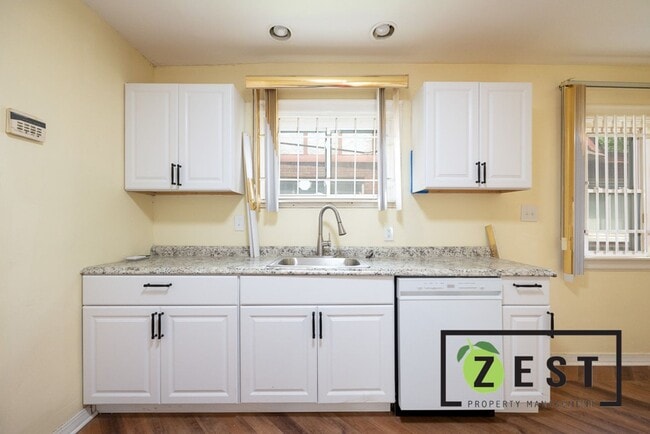 Building Photo - ***OPEN HOUSE SAT. OCT. 11TH 2025 10-10:30AM*** Spacious Upper Flat with Bonus Room, Garage, and ...