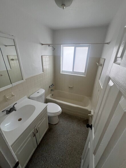 Building Photo - 5831 NE 18th Ave