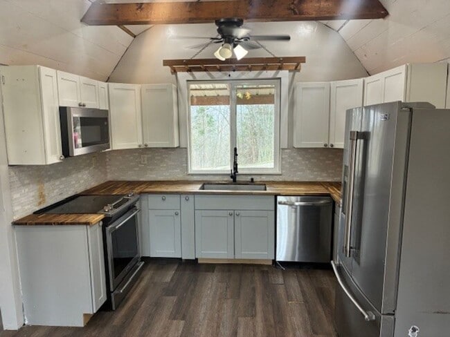 Building Photo - Rustic Country Home on 35 Acres in Bethpage, TN