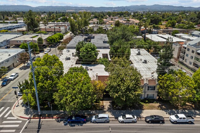 Building Photo - 21000 Parthenia St