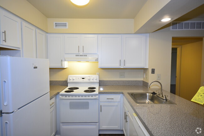 Upgraded Kitchen - Arbor Circle Apartments