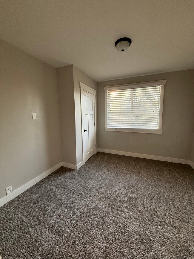 Building Photo - 807 S McClelland St