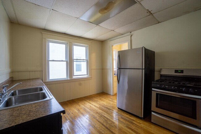 Building Photo - First Floor 3 Bedroom Apartment Close To C...