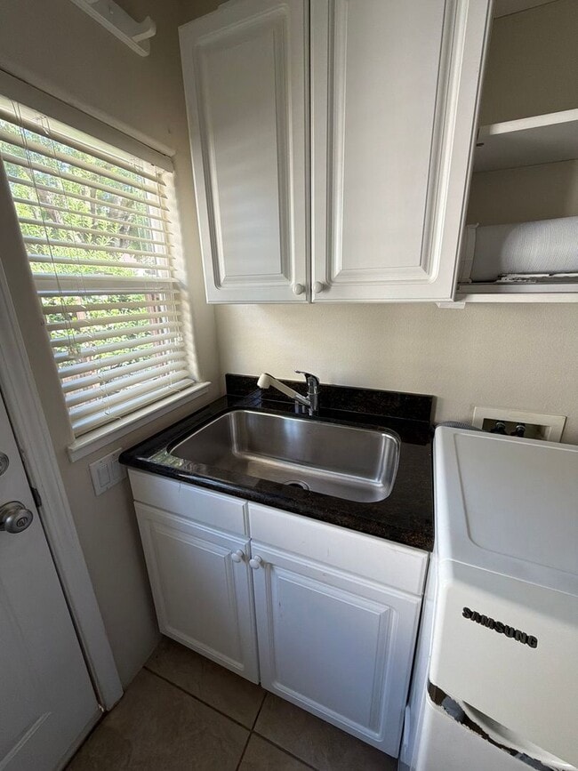 Building Photo - Charming 2 Bedroom, 2 Bathroom Home with ADU in Desirable Land Park Area