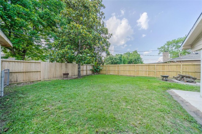 Building Photo - 10915 Sagecrest Ln