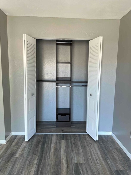 Building Photo - 955 Schumann Dr