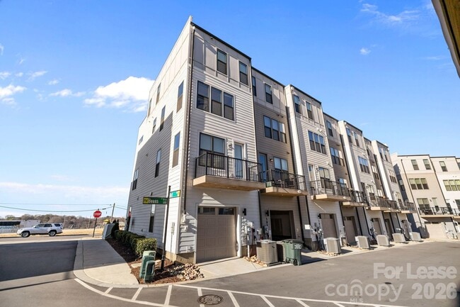 Building Photo - 1925 Dunavant St