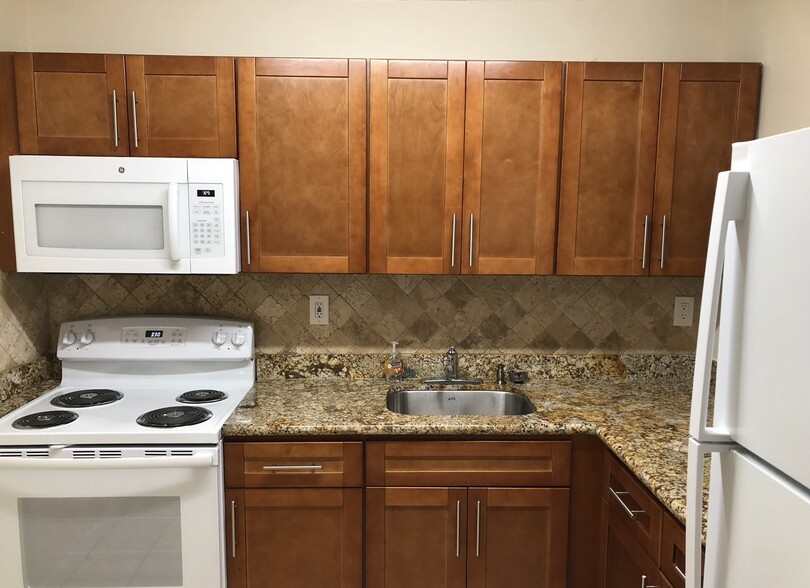 Newly renovated kitchen w/Granite counter tops - 11311 SW 200th St