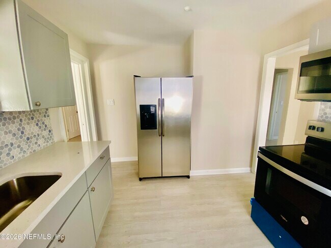 Building Photo - 1737 W 24th St