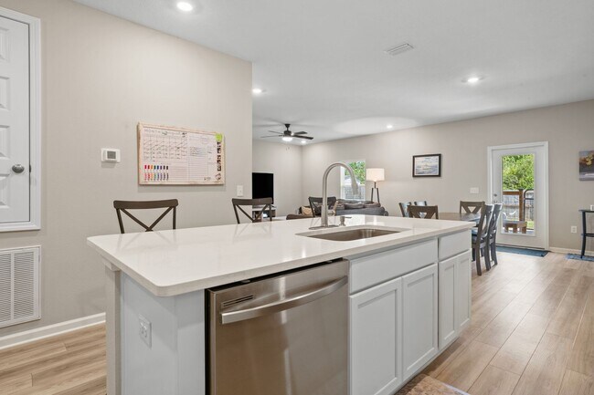 Building Photo - 6686 Sun Tree Cir