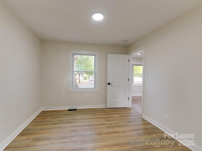 Building Photo - 2721 Mayflower Rd