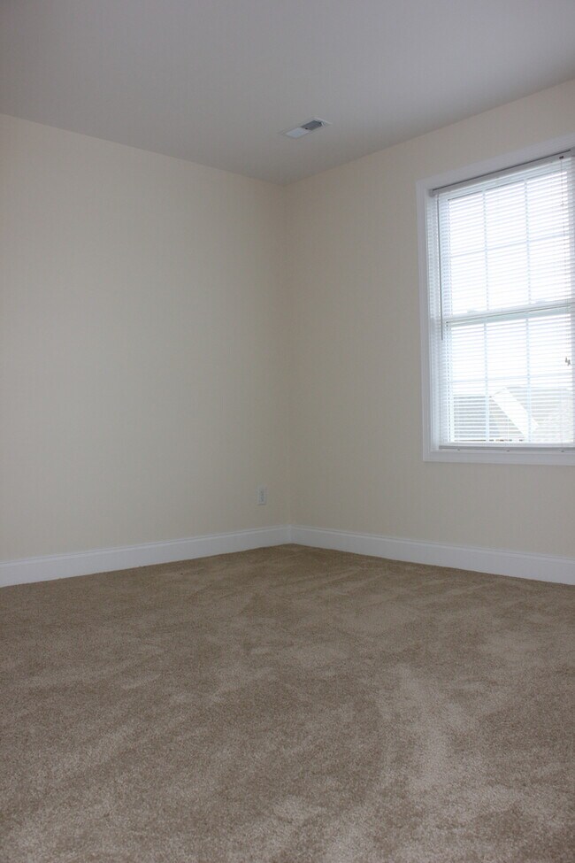 Building Photo - Duplex in Turner Ashby School District