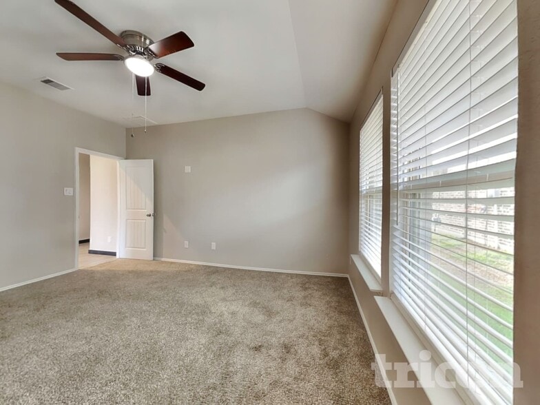 Building Photo - 8523 Aster Gln Wy