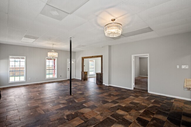 Building Photo - 6830 Hwy 35 Bypass