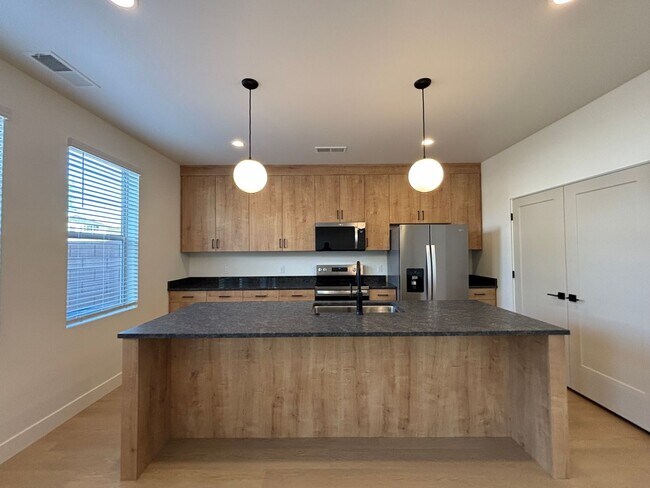 Building Photo - HURRICANE TOWNHOME FOR RENT!