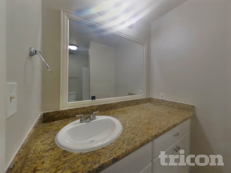 Building Photo - 1391 Tenderden Dr