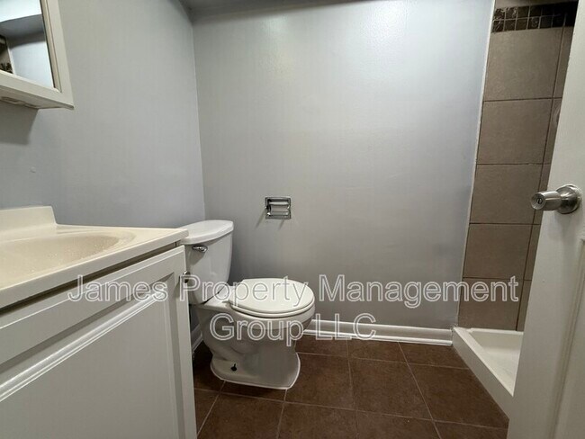 Building Photo - 39 King Arthur Ct