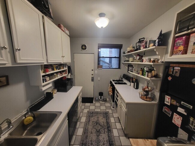 Building Photo - 547 W Brompton Ave