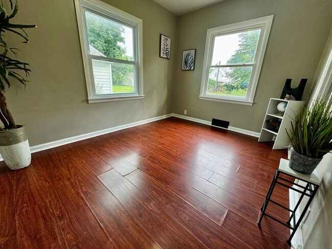 Building Photo - 3 bed, 1 bath home for rent in Waterloo