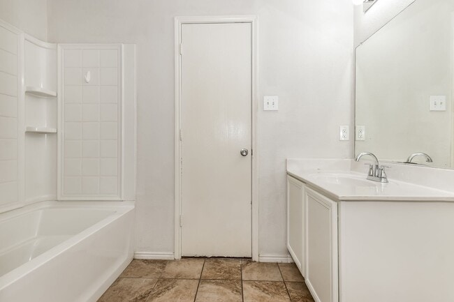 Building Photo - $1,850 4 Bed/2 Bath/2 Garage Ready for Move-in Home in Woodland Creek