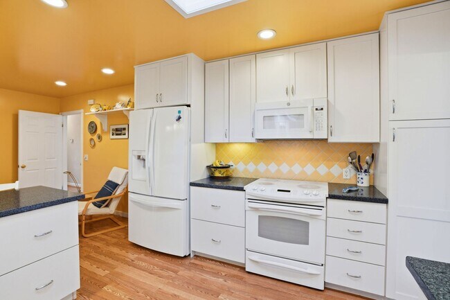 Building Photo - Lovely Monterey Single Family Home in the Mar Vista Neighborhood! (UNFURNISHED)