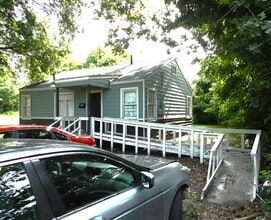 Building Photo - 304 Crockett St