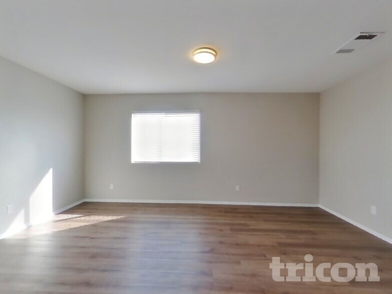 Building Photo - 1734 W Ave H 1