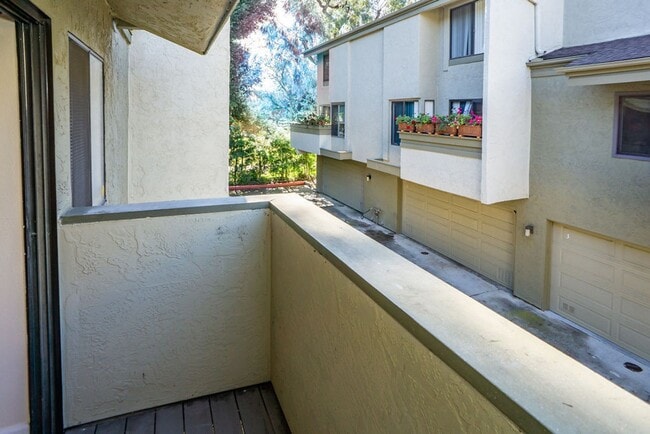 Building Photo - Beautiful townhome in La Jolla!  Three bedrooms plus office/extra bedroom! Available immediately!