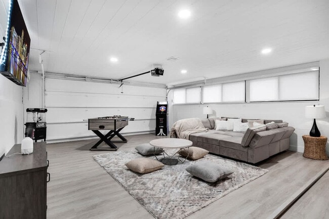 Building Photo - 704 NE 2nd St