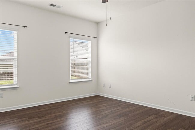 Building Photo - Modern 5 bedroom Home