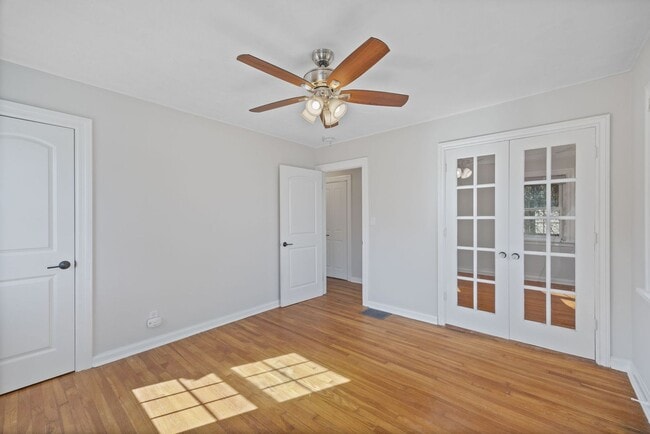 Building Photo - ANDERSON- Charming 4 bedroom 2 bath with fenced backyard