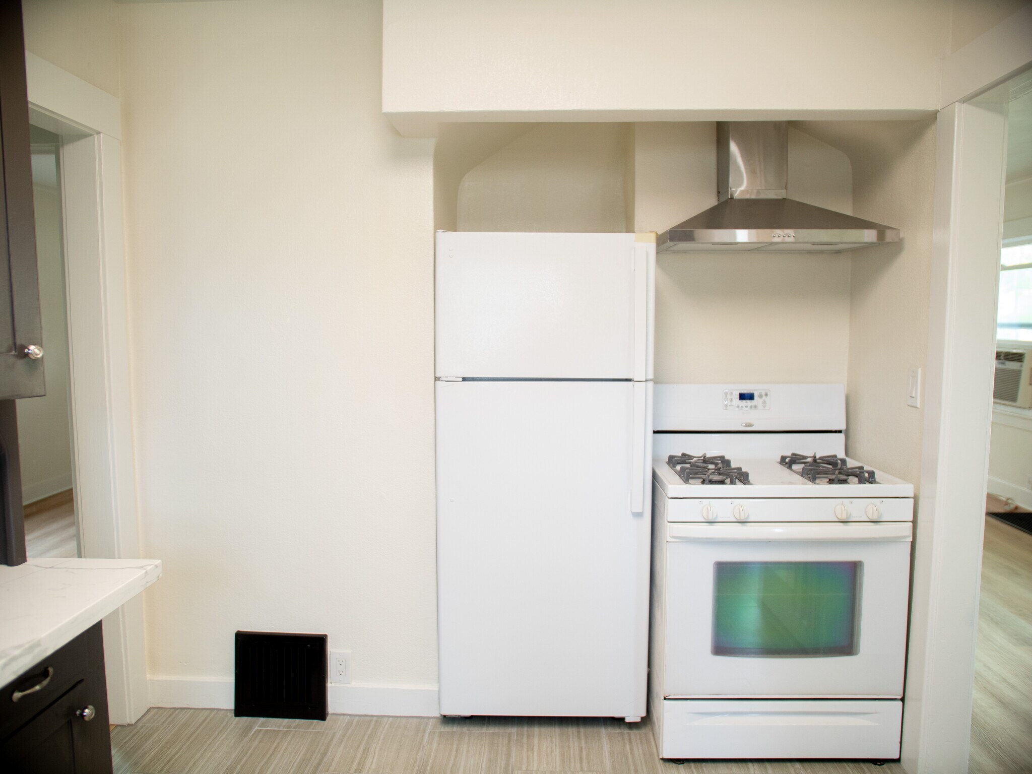 Building Photo - 420 Main St