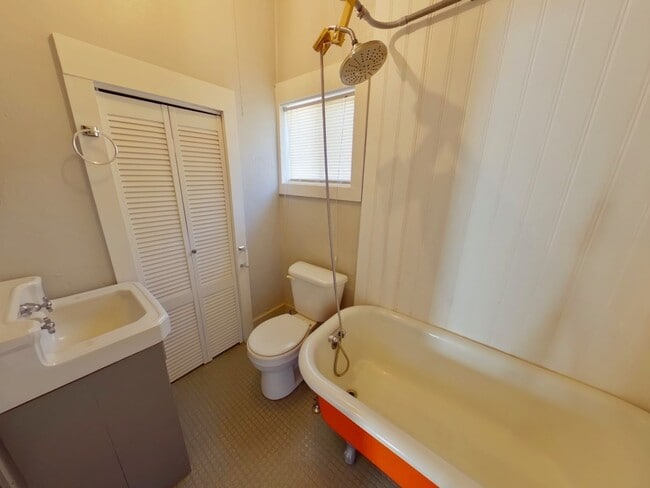 Building Photo - Charming 1Bed/1Bath House!