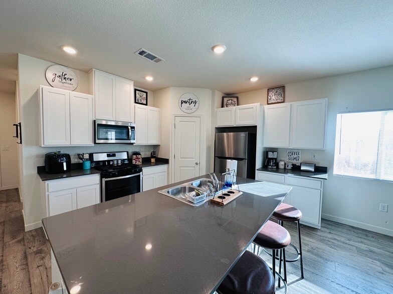 Building Photo - 950 Kathryn Ct