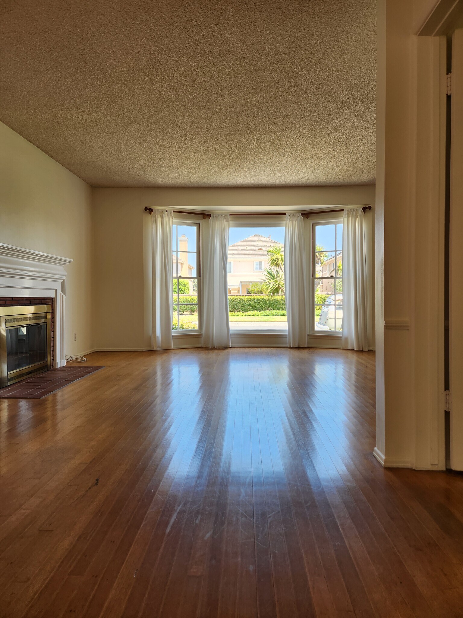 Living room with bay window - 1107 Florida St