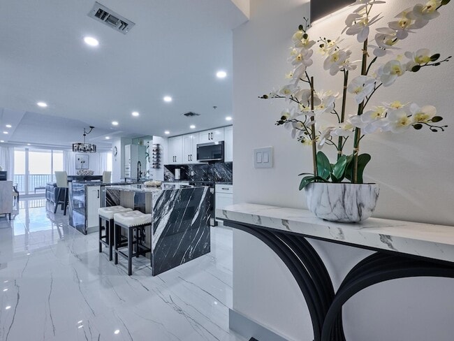 Building Photo - 5051 N Hwy A1A