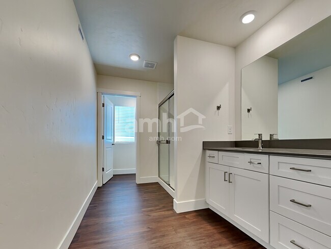 Building Photo - 724 S Retort Ave