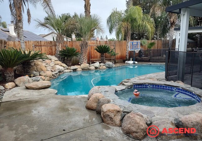 Building Photo - Spacious 5 Bed / 2 Bath Home Near Riverlakes Golf Course!