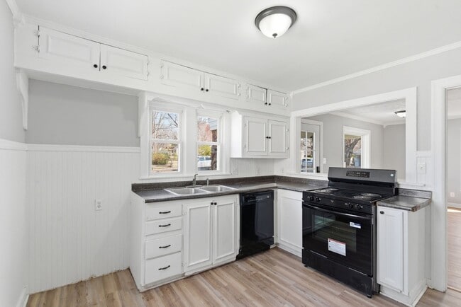 Building Photo - 1440 E Locust St