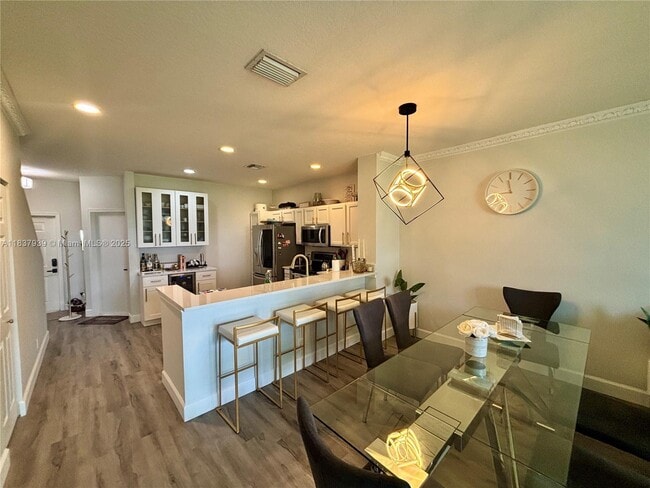 Building Photo - 8143 Bellagio Ln