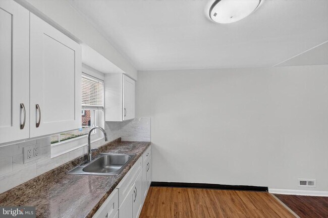 Building Photo - 2261 Strahle St