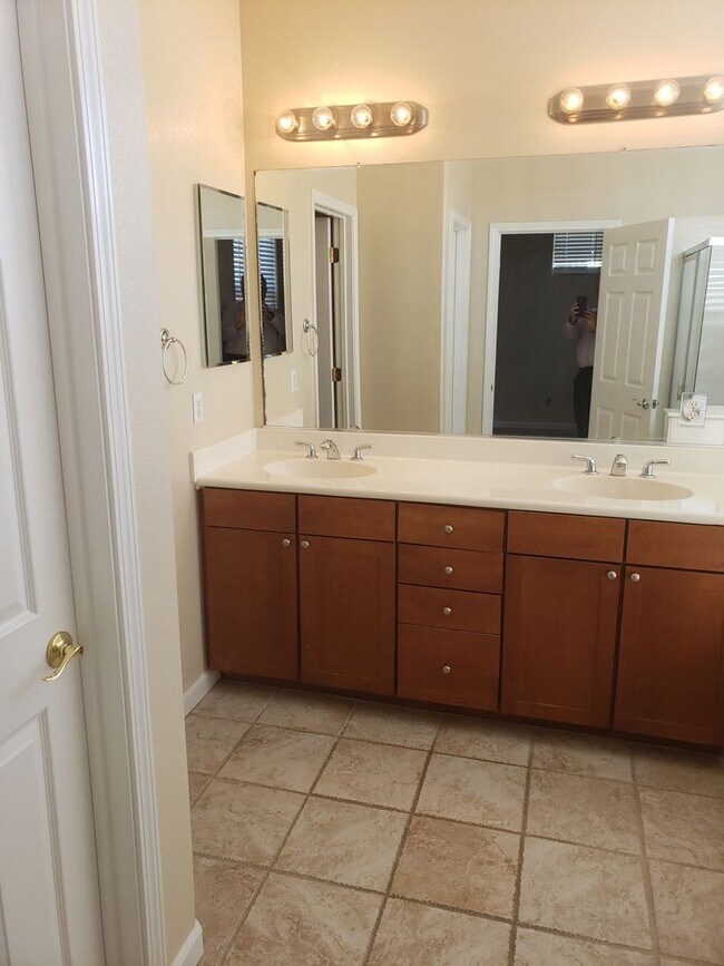 Building Photo - Wow! Move In Ready
