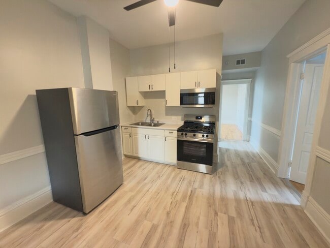 Building Photo - 845 N Mozart St