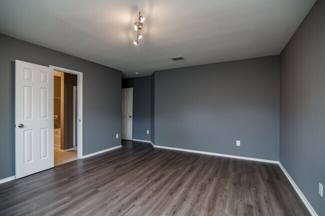 Building Photo - *Ready for Quick Move-in*