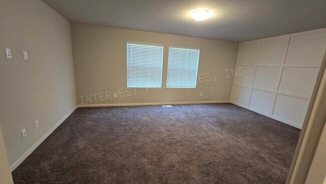 Building Photo - Beautiful Newer Construction 3bd 2.5ba Row House in Ridgefield With 2 Car Garage, Fenced Backyard...