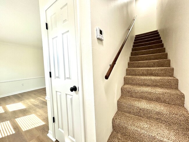 Building Photo - Well appointed 2 bed, 2.5 bath Townhouse Partial Utilities Included!