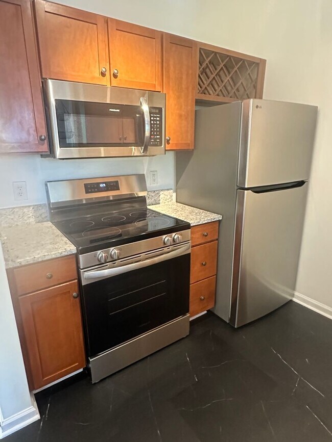 Building Photo - Fabulous 1BR condo in popular Walker Square