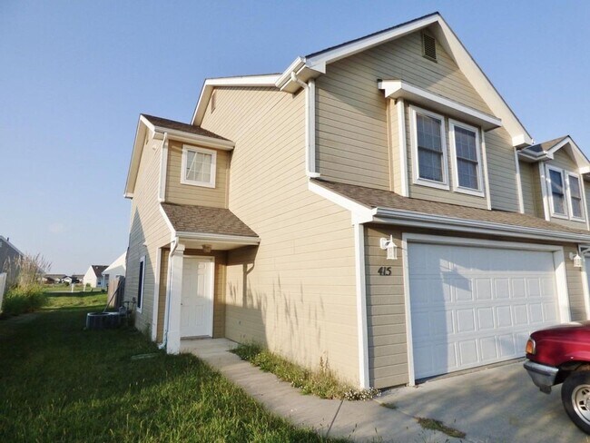 Building Photo - 4 bedroom 2.5 bathroom duplex located in a...
